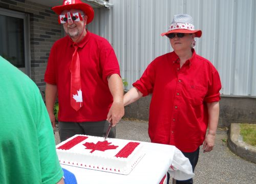 Two of the newest Canadian citzens cut the cake